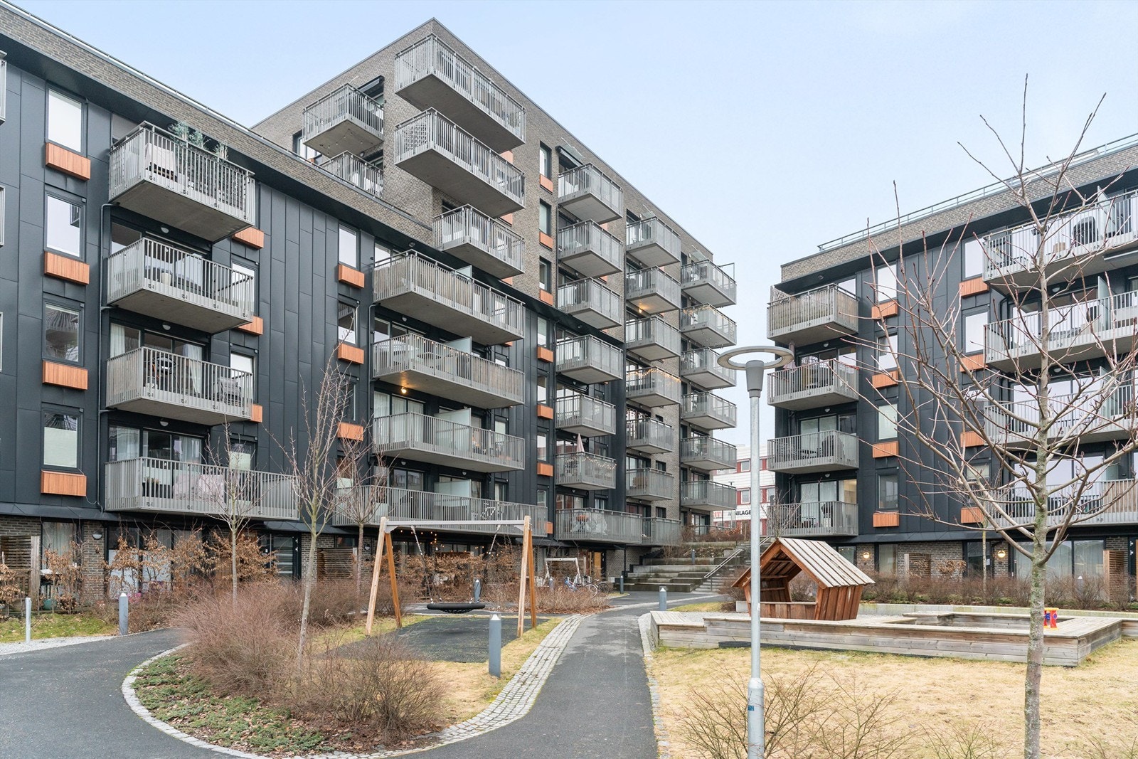 Lillebergtunet borettslag har pent opparbeidede fellesarealer med lekeplass og sittegrupper. Galleribilde