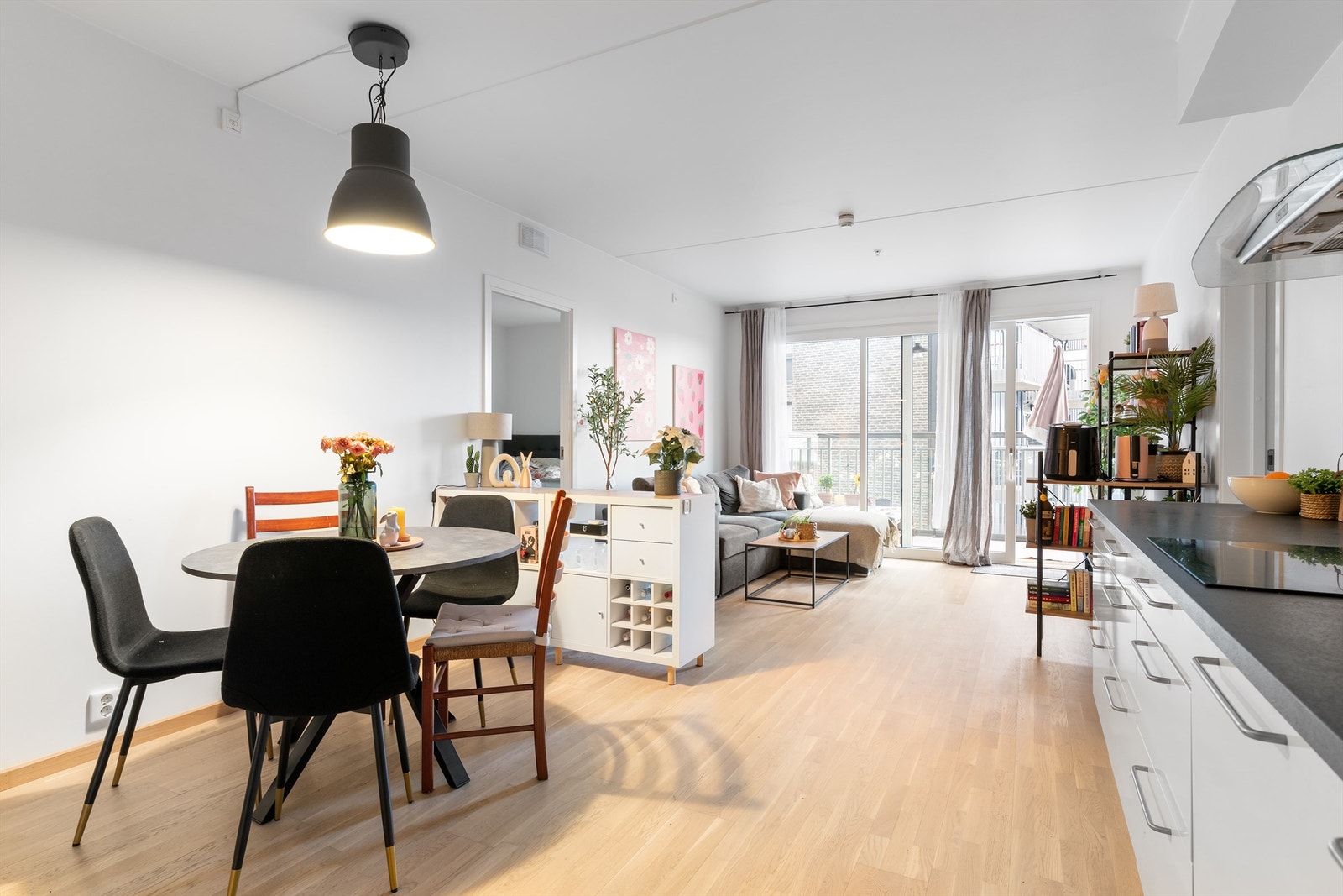 Stuen er lett å møblere med plass til en romslig sofagruppe. Store vindusflater gir rikelig med naturlig lys. Galleribilde