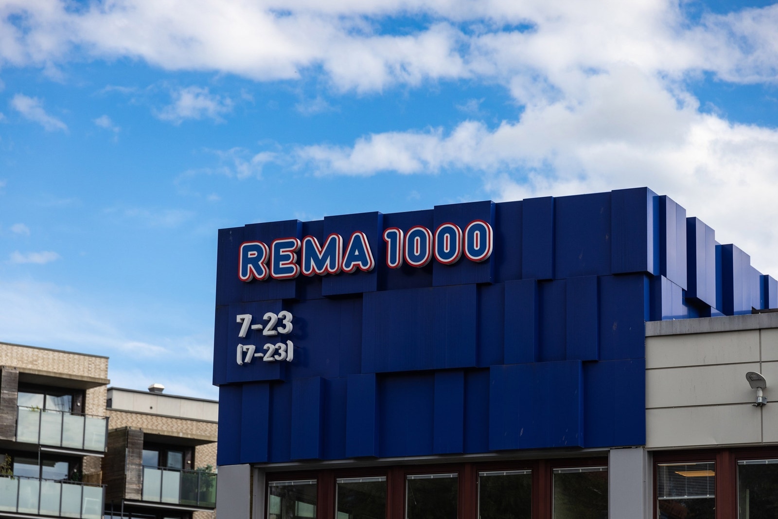 Hverdagslogistikken er enkel med alt du trenger innen kort gangavstand. Rema 1000 og Kiwi liger like over gaten. Galleribilde