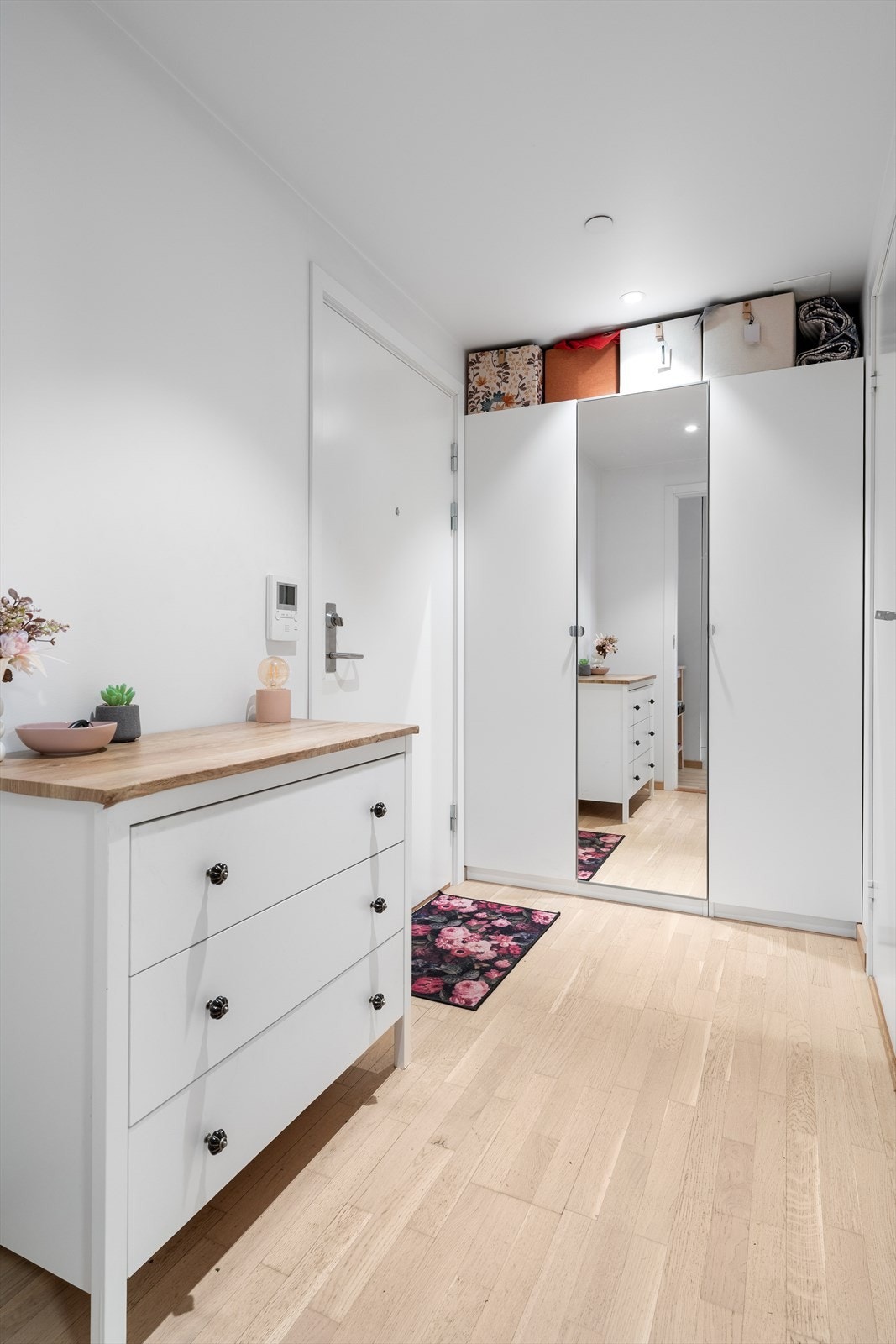 Velkommen inn! Entréen er lys og innbydende og gir et umiddelbart godt førsteinntrykk. Galleribilde