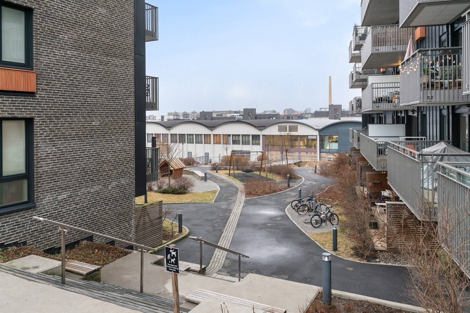 Medfølgende garasjeplass i felles anlegg, med mulighet for installasjon av elbillader. Galleribilde