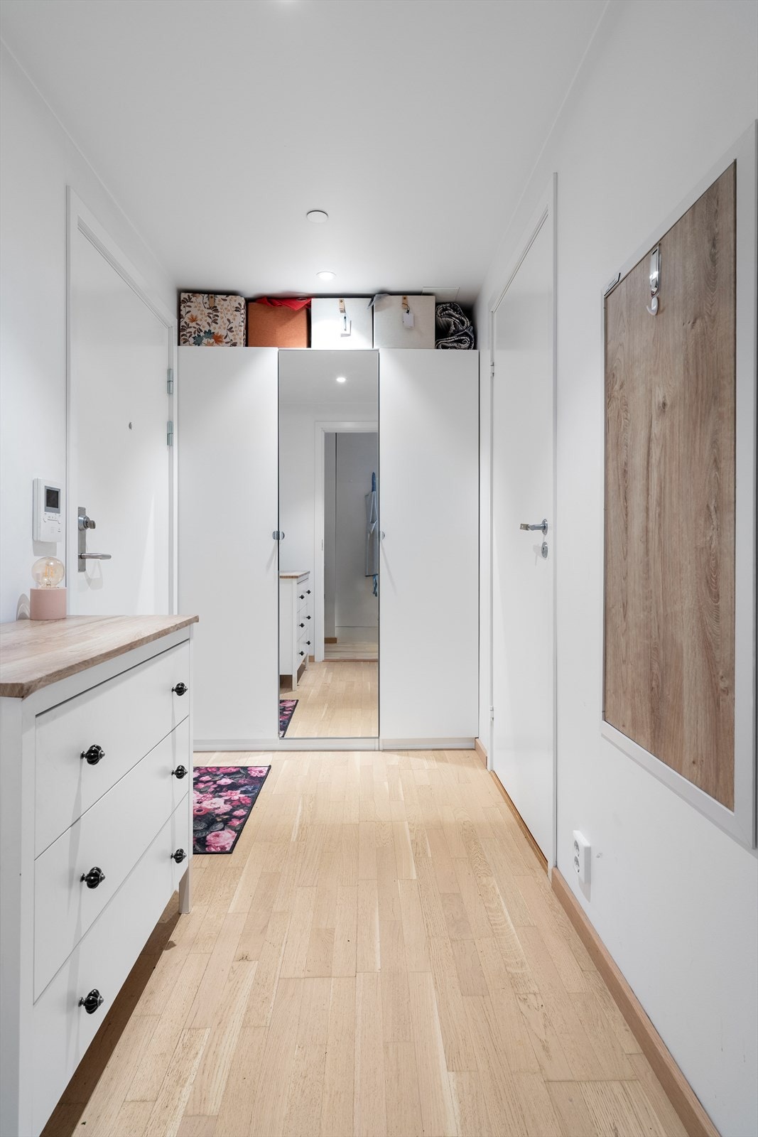 Det er god plass til å henge fra seg yttertøy og sko. Galleribilde