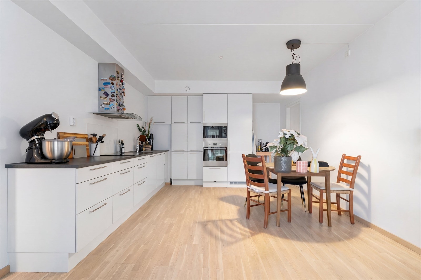 Kjøkkenet er for mange det viktigste i boligen og her får du et stort og praktisk kjøkken i åpen løsning mot stuen. Galleribilde