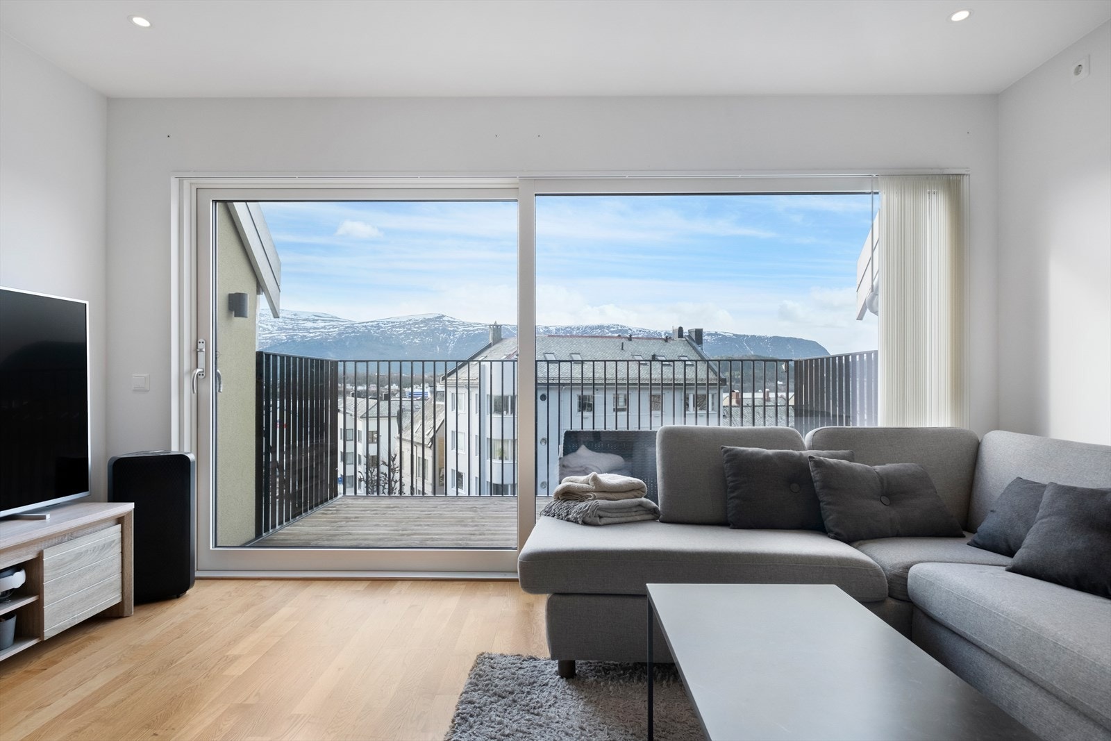 Utgang til 9kvm sydvendt terrasse fra stue Galleribilde