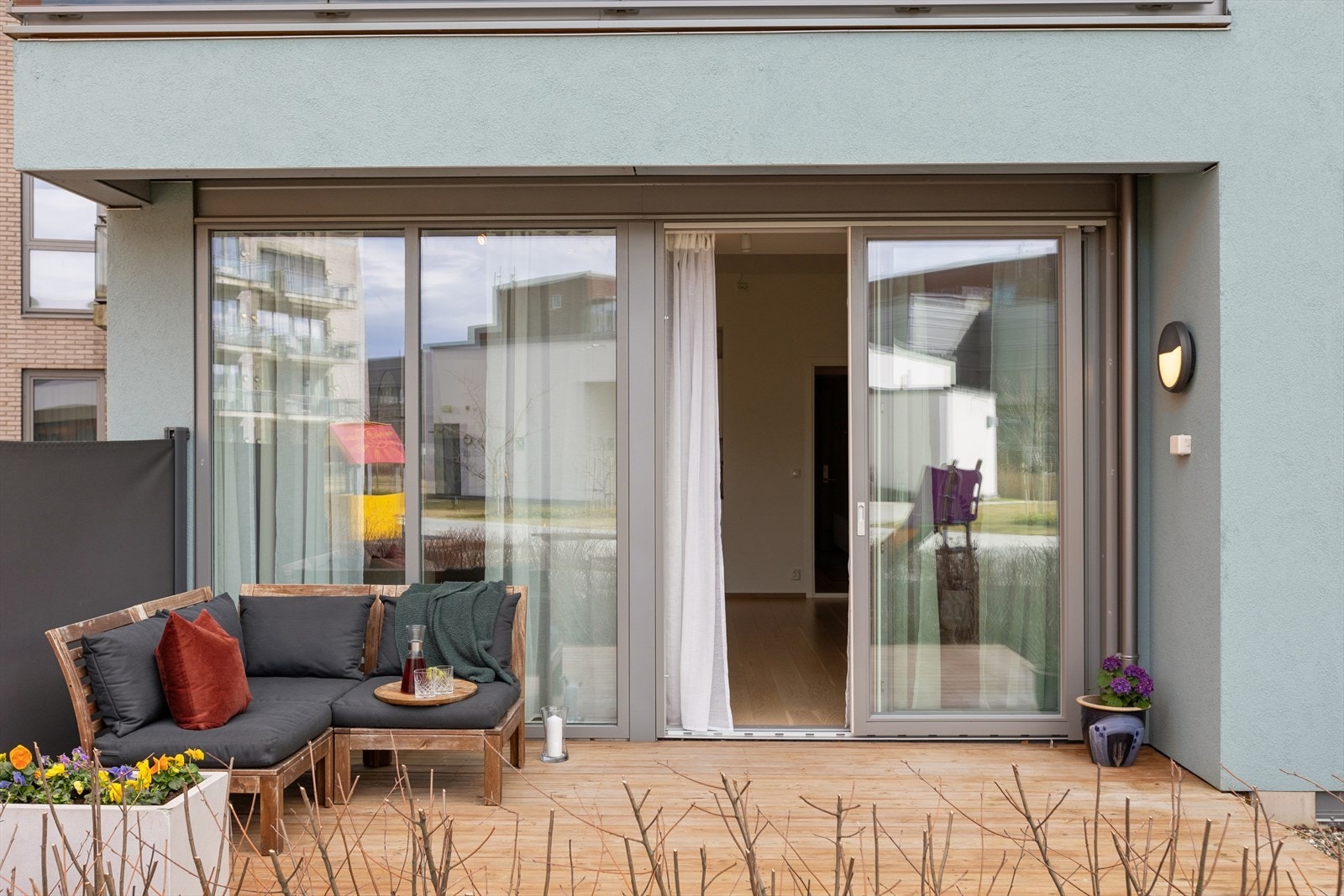 Terrassen ligger på bakkeplan og er en privat uteplass med god plass til utemøbler. Galleribilde