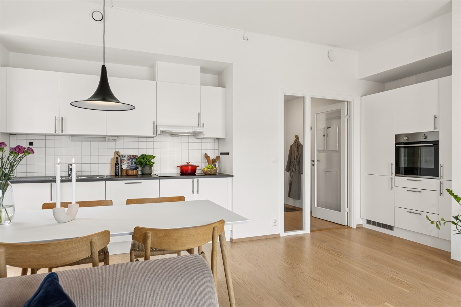 Fjernvarme, kabel-TV og bredbånd fra Telia er inkludert i felleskostnadene. Galleribilde
