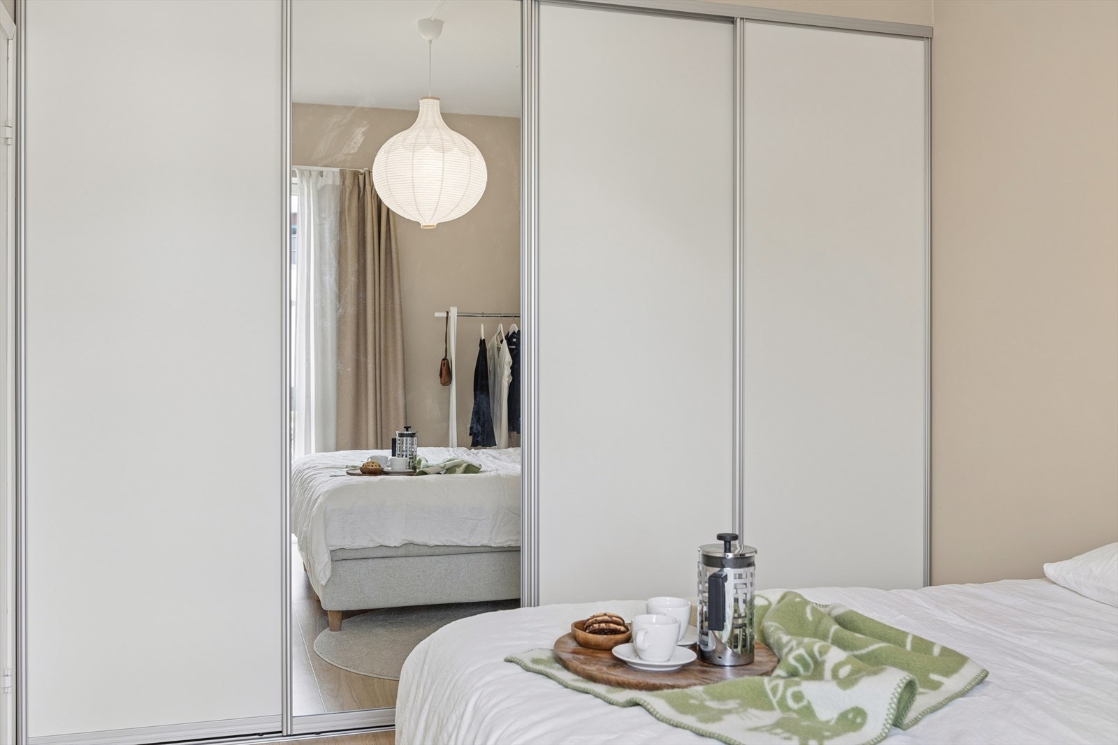 Rommet er utstyrt med en romslig Elfa skyvedørsgarderobe med speilfront og innredning, installert i 2022. Galleribilde