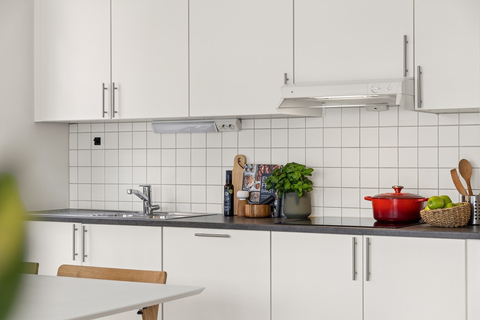 Fliser på veggen over benkeplaten forenkler renholdet. Galleribilde