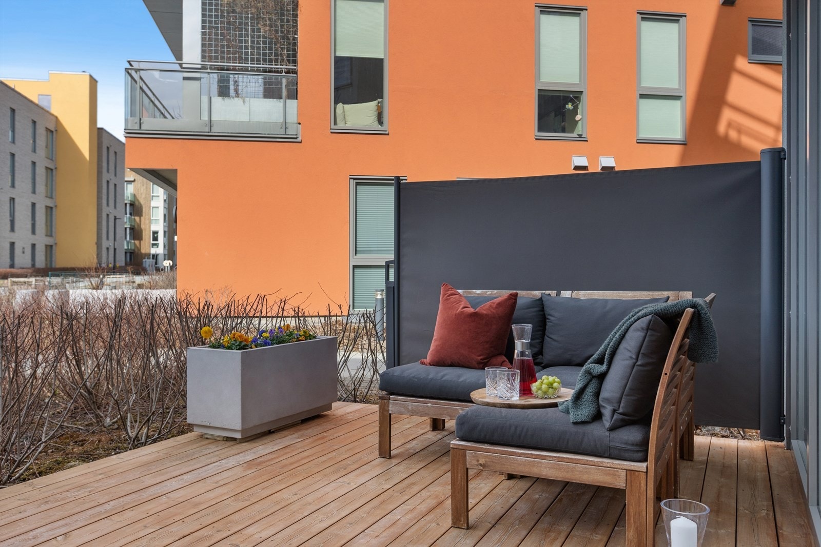 Fra stuen er det direkte utgang til en romslig og skjermet terrasse på 12 m². Galleribilde