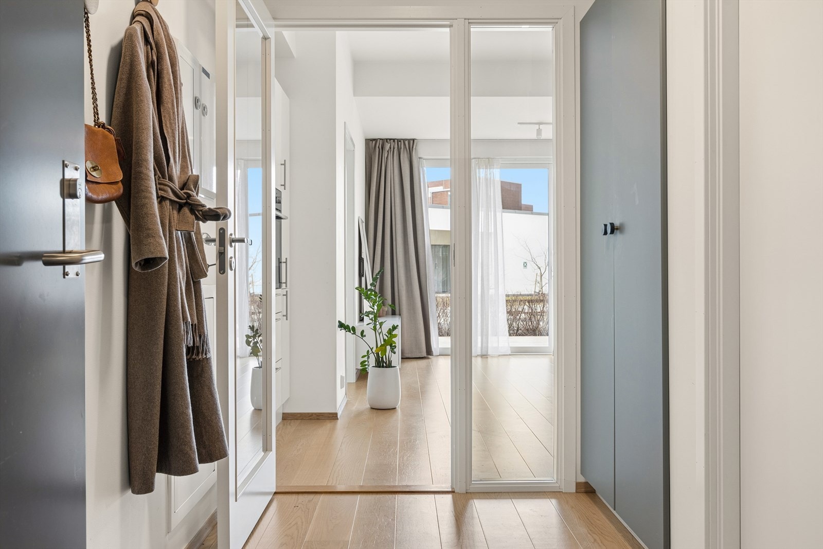 Innbydende entré med et plassbygget garderobeskap som gir gode oppbevaringsmuligheter. Galleribilde