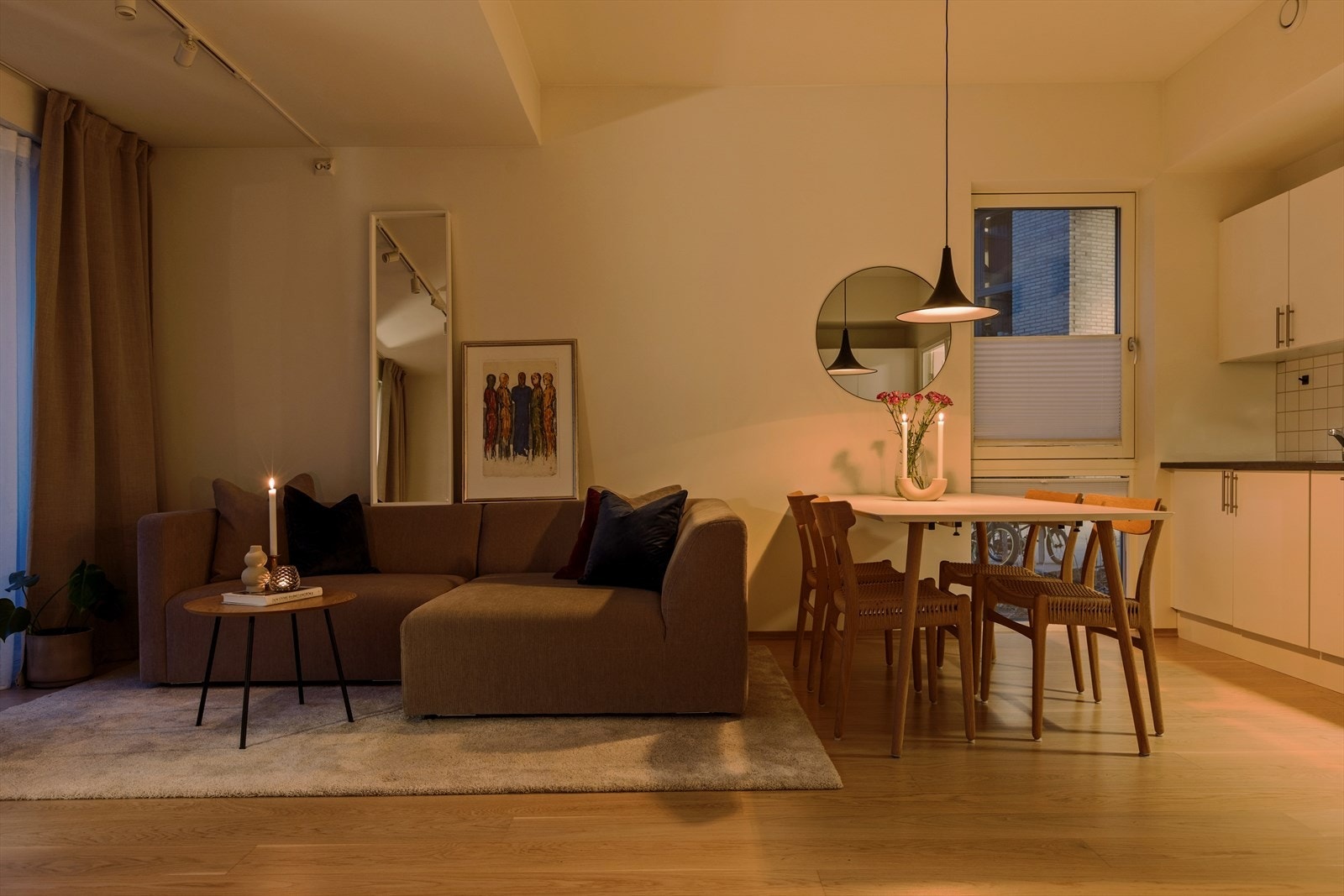 Stuen har god plass til en romslig sofagruppe og spisebord. Galleribilde