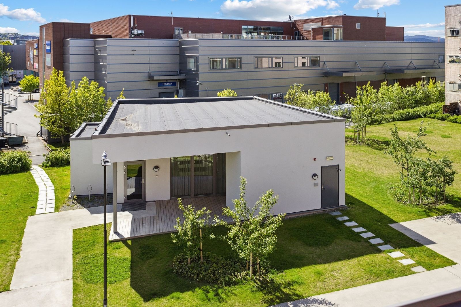 Sameiet har praktiske fellesløsninger som felles hagestue sykkelparkering og hundevask i kjelleren. Galleribilde