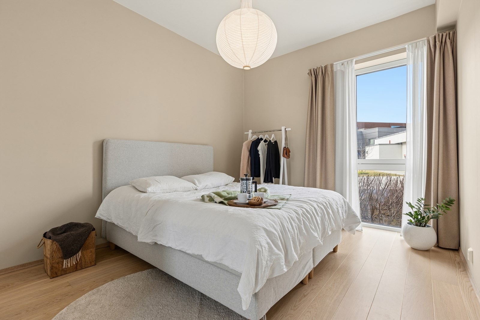 Et rolig og behagelig rom med store vinduer som vender ut mot fellesarealene. Galleribilde