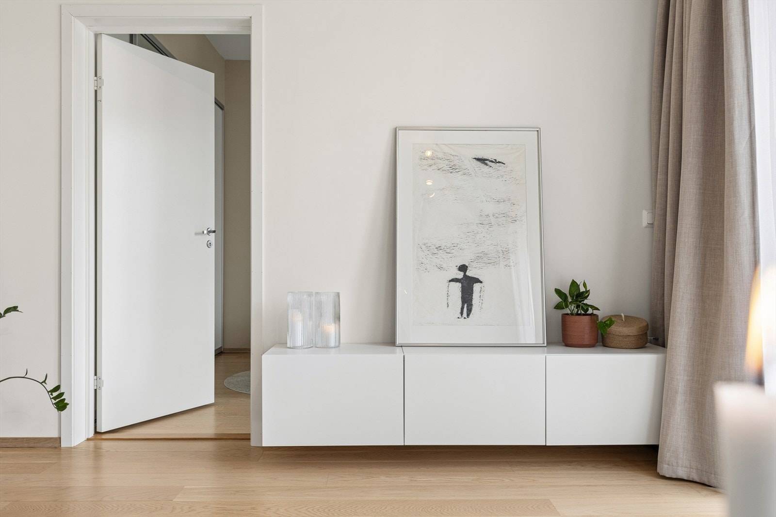 Fra stuen er det adkomst til soverommet. Galleribilde