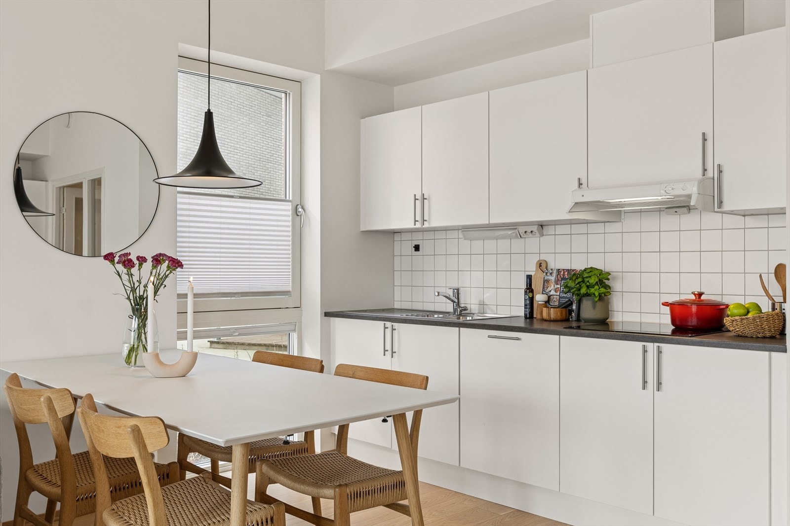 Kjøkkeninnredningen er fra Crown Imperial (2021) med slette fronter og laminert benkeplate. Galleribilde