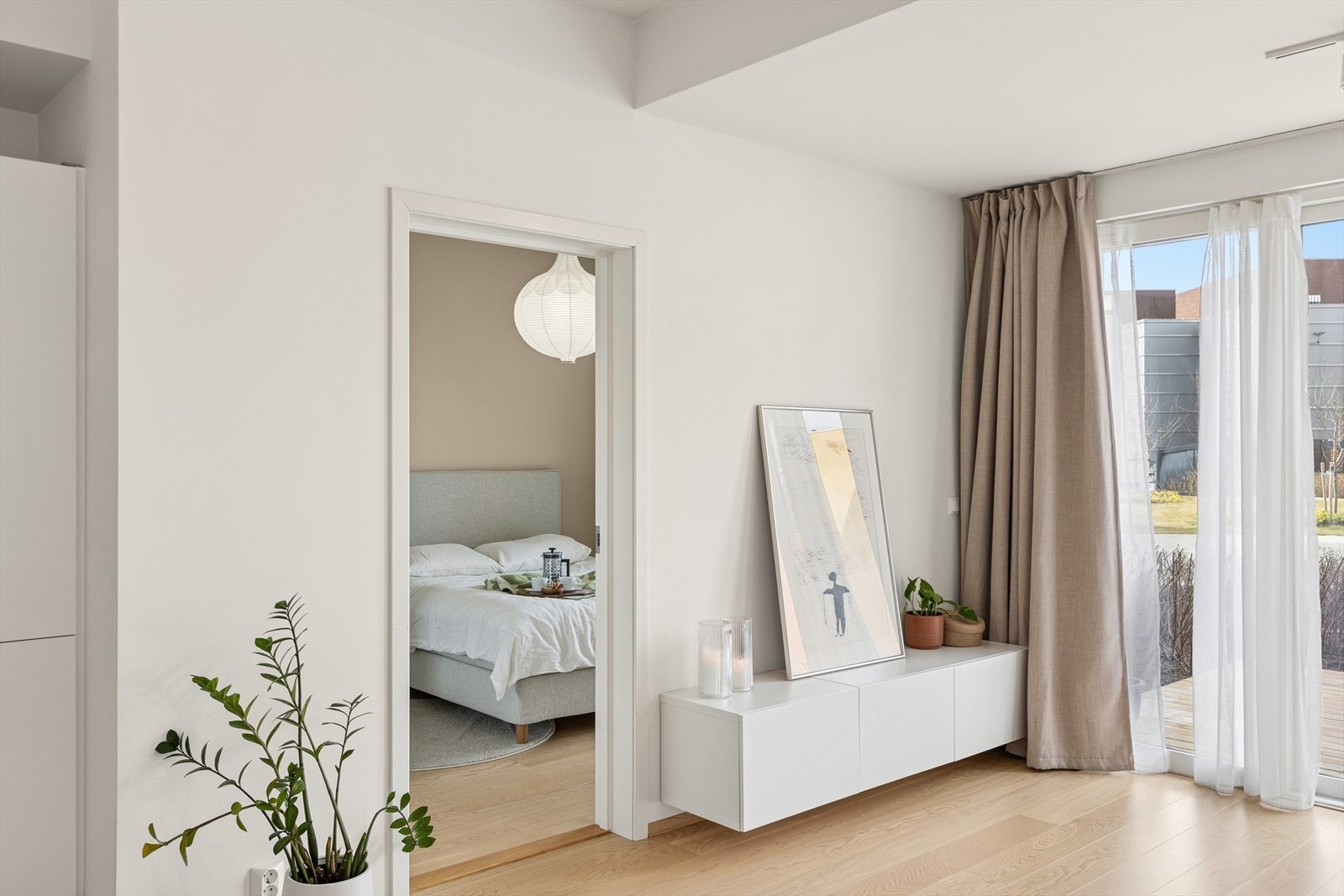Et glimt inn mot soverommet, som ligger skjermet fra leilighetens sosiale sone. Galleribilde