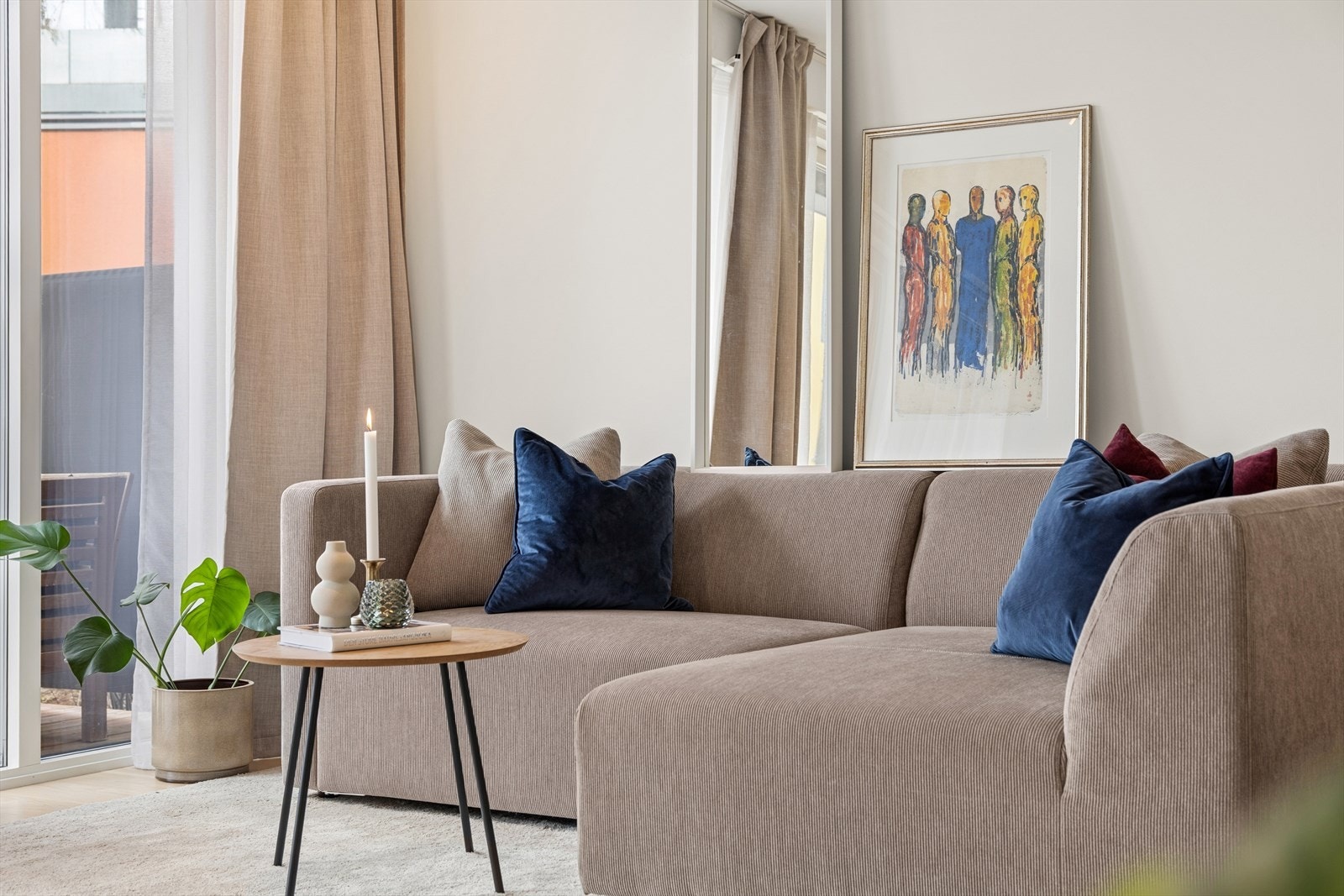 Store vindusflater og skyvedør med 3-lags glass sikrer rikelig med naturlig lys. Galleribilde