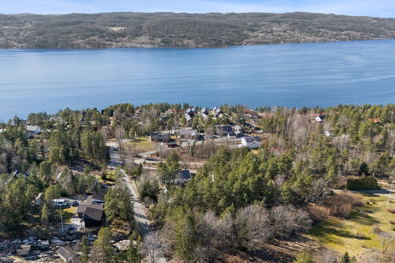 Maksimal tillatt utnyttelse er 20 % BYA. Garasje eller uthus kan oppføres som frittliggende bygning med tillatt bebygd/bruksareal på inntil 50 m². Det stilles krav om to biloppstillingsplasser per enebolig. Galleribilde