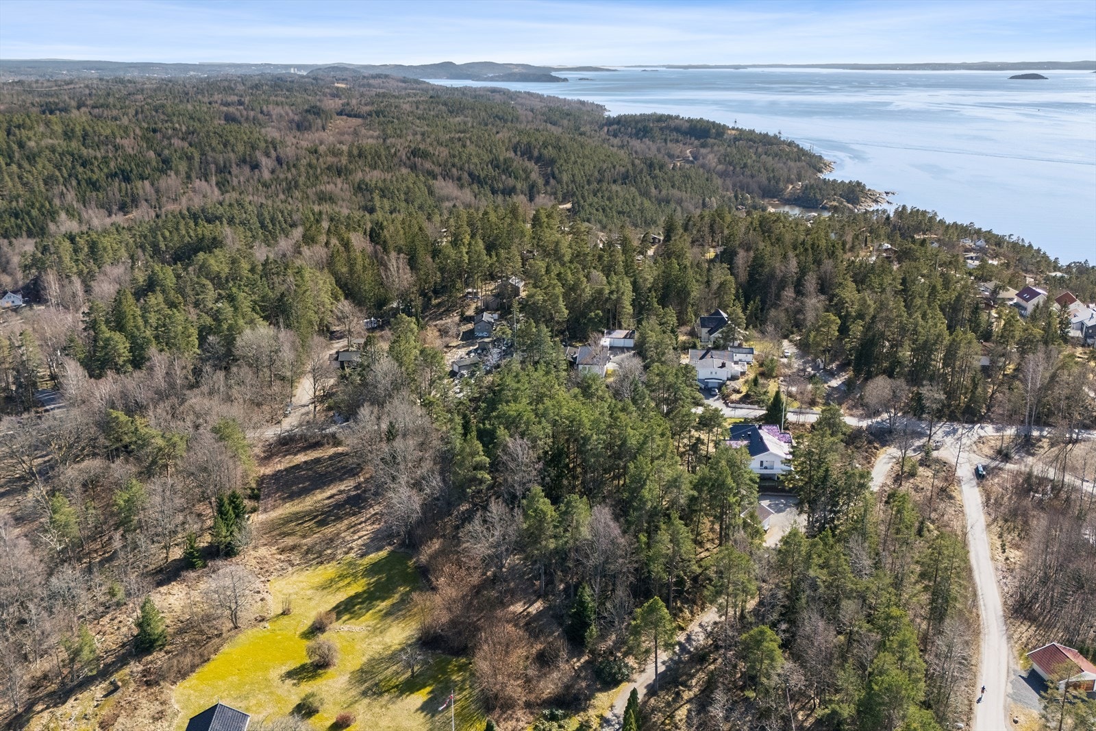 Her kombineres det beste fra to verdener: umiddelbar tilgang til naturen og kort vei ned til sjøen. Galleribilde