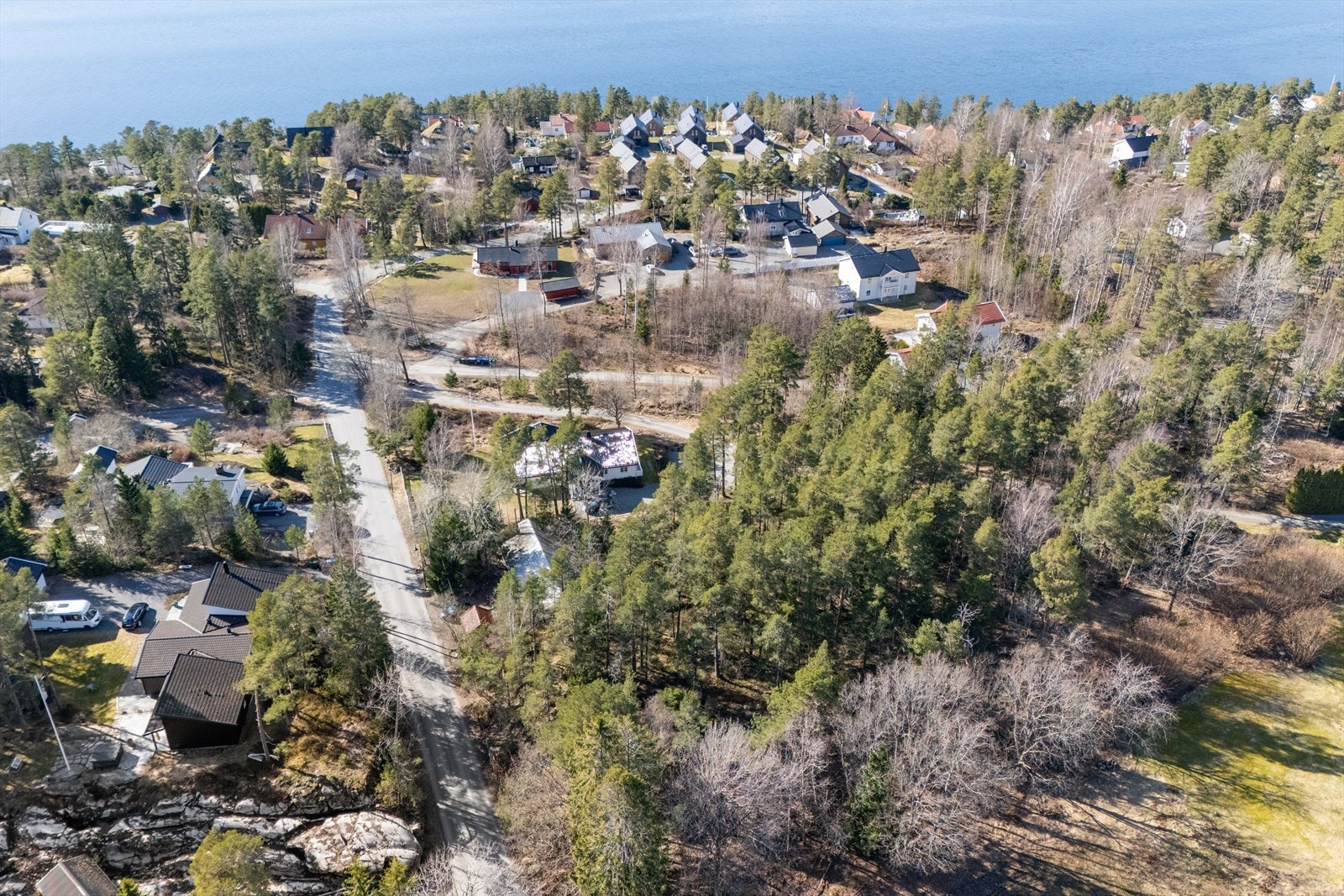 Boligen ligger i gangavstand til Hvitstens koselige sentrum, med enkle servicefasiliteter som butikker og kafeer, og det er kort vei til Vestby sentrum. Galleribilde
