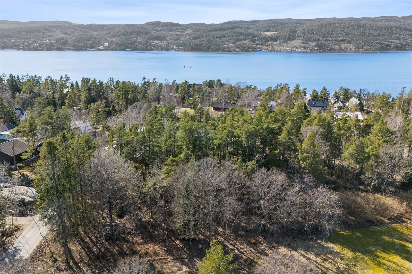 Tomten ligger naturskjønt til med gode sol- og lysforhold, og byr på fine rammer for å skape et hjem i harmoniske omgivelser. Galleribilde