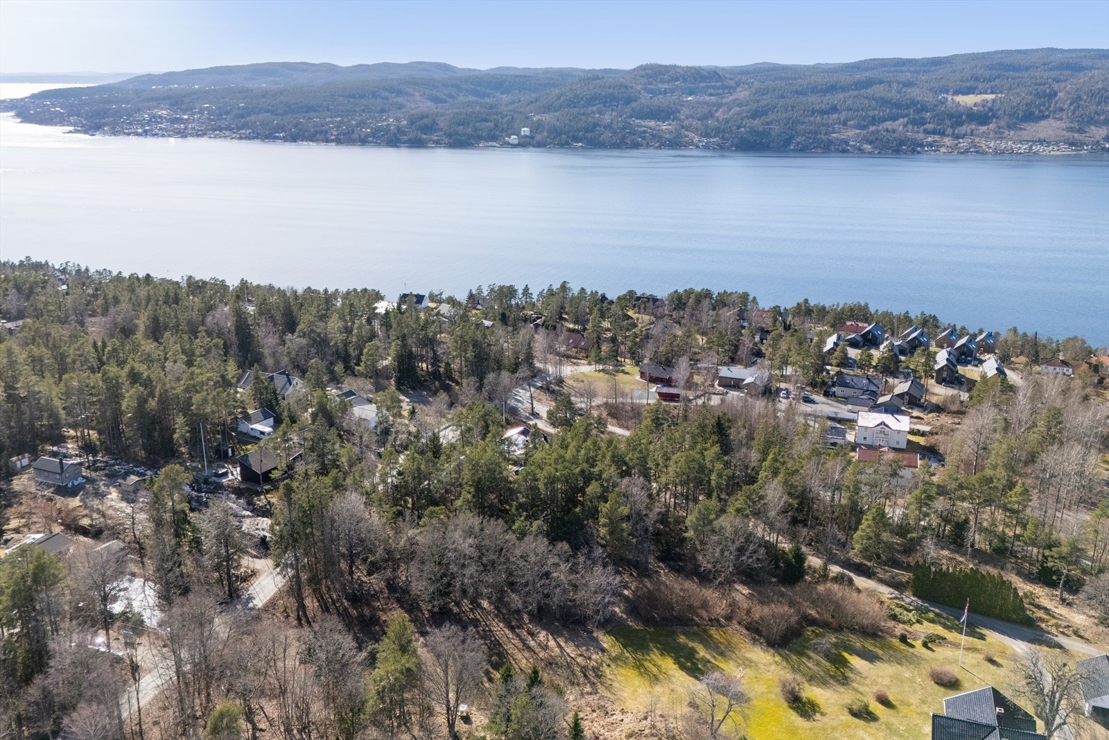 Tomten er en uopparbeidet skogstomt med store trær og naturvekster, og er svakt skrånende mot nordvest. Galleribilde