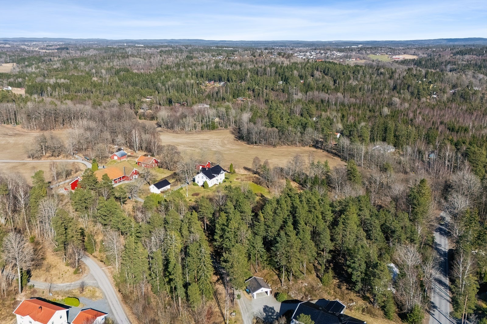 Eiendommen er regulert til boligformål og gir anledning til å oppføre frittliggende enebolig med tilhørende garasje, i samsvar med gjeldende områderegulering. Galleribilde