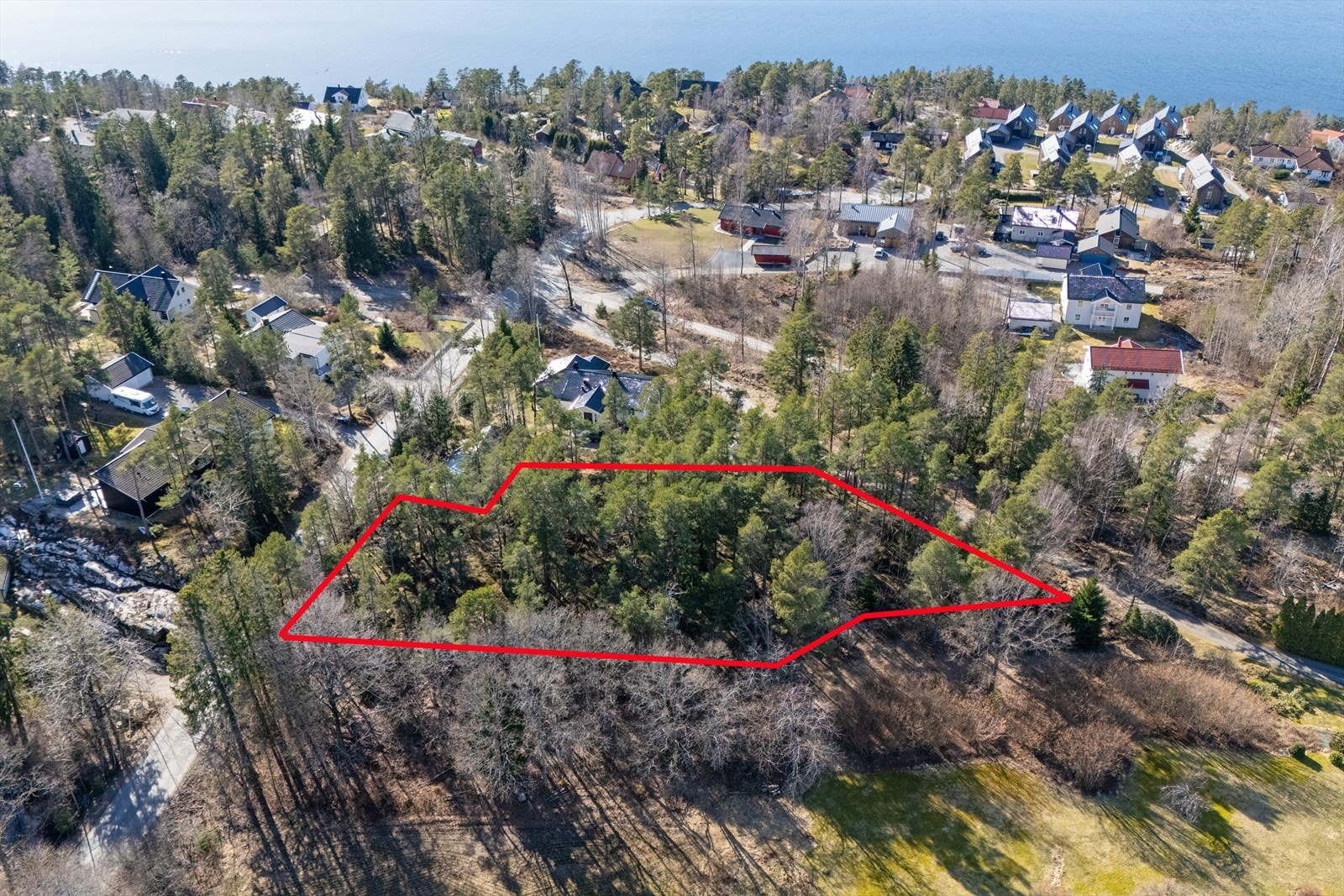 Her har du en flott mulighet til å realisere boligdrømmen på en romslig og usjenert naturtomt på over tre mål, beliggende i et etablert og rolig boligområde i Hvitsten. (Inntegnet grense er kun for gi et inntrykk og stemmer ikke helt med faktisk tomtegren Galleribilde