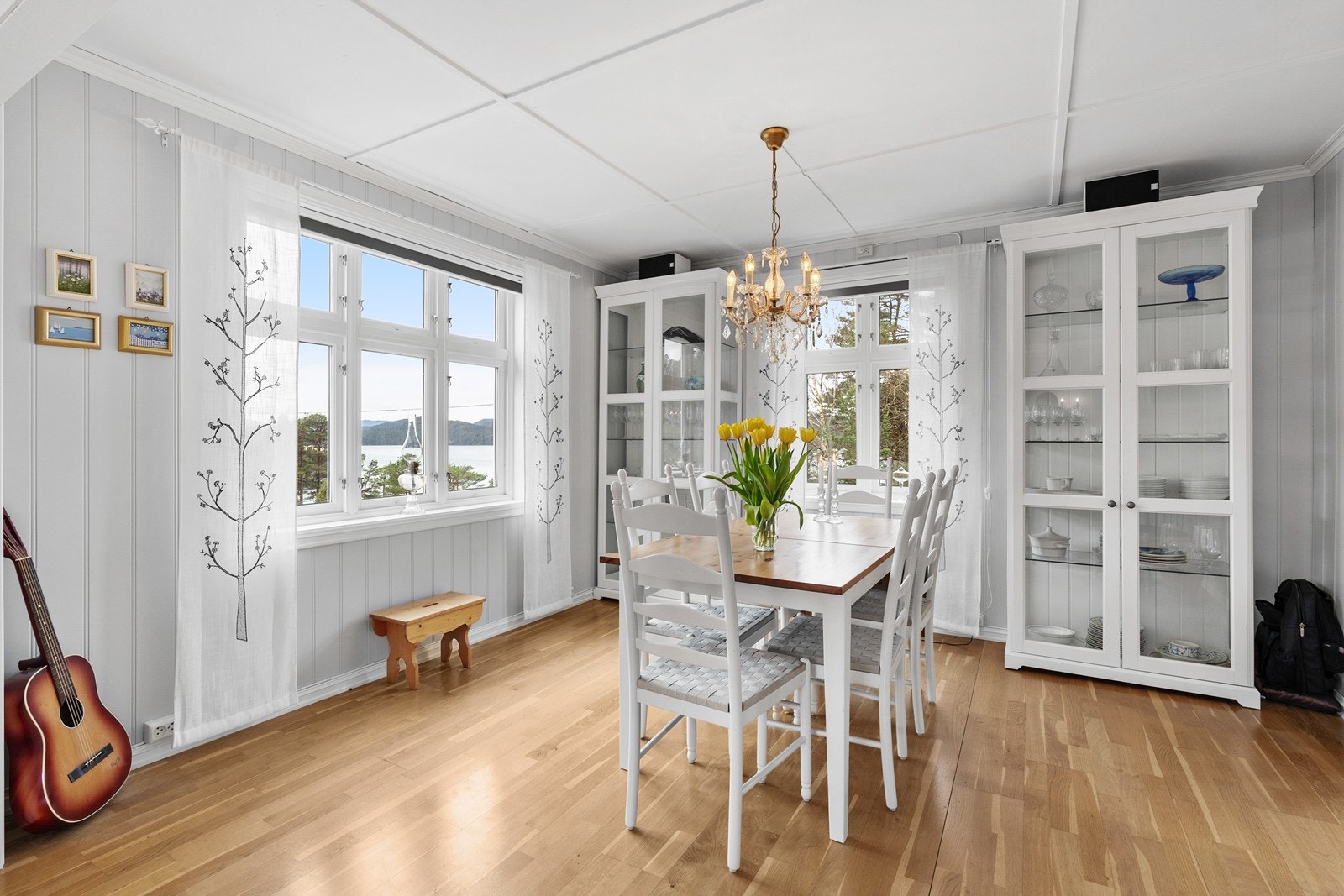 Spisestuedelen har god plass til et stort spisebord med sitteplasser til hele familien og gjester. Galleribilde
