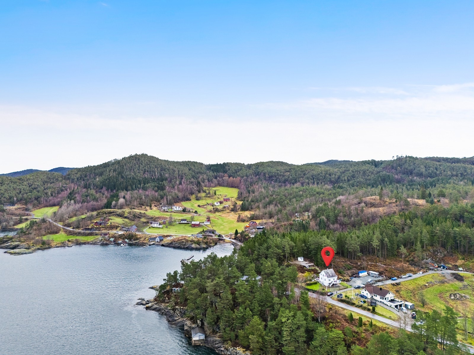 For dagligvarehandel finner man både Spar Sæbøvik og Joker Eidsvik innen henholdsvis ca. 8 og 11 minutters kjøring. Galleribilde