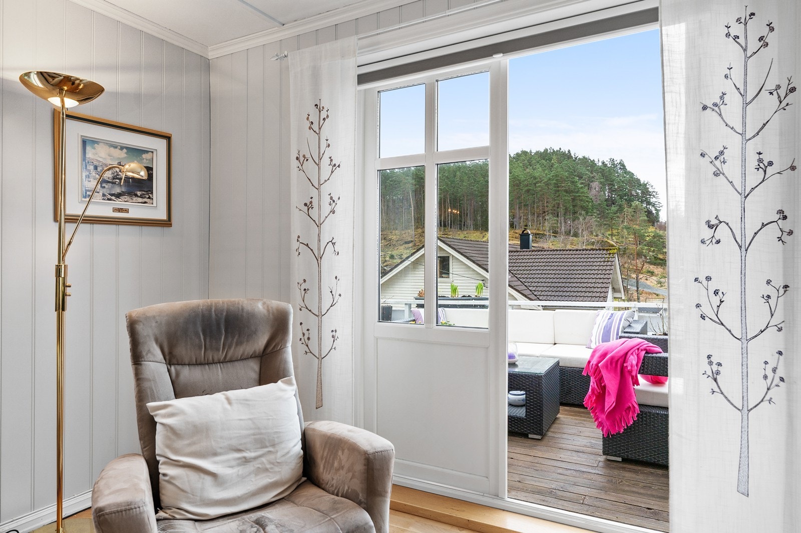 Fra stuen er det direkte utgang til en stor, sørvendt altan. Galleribilde
