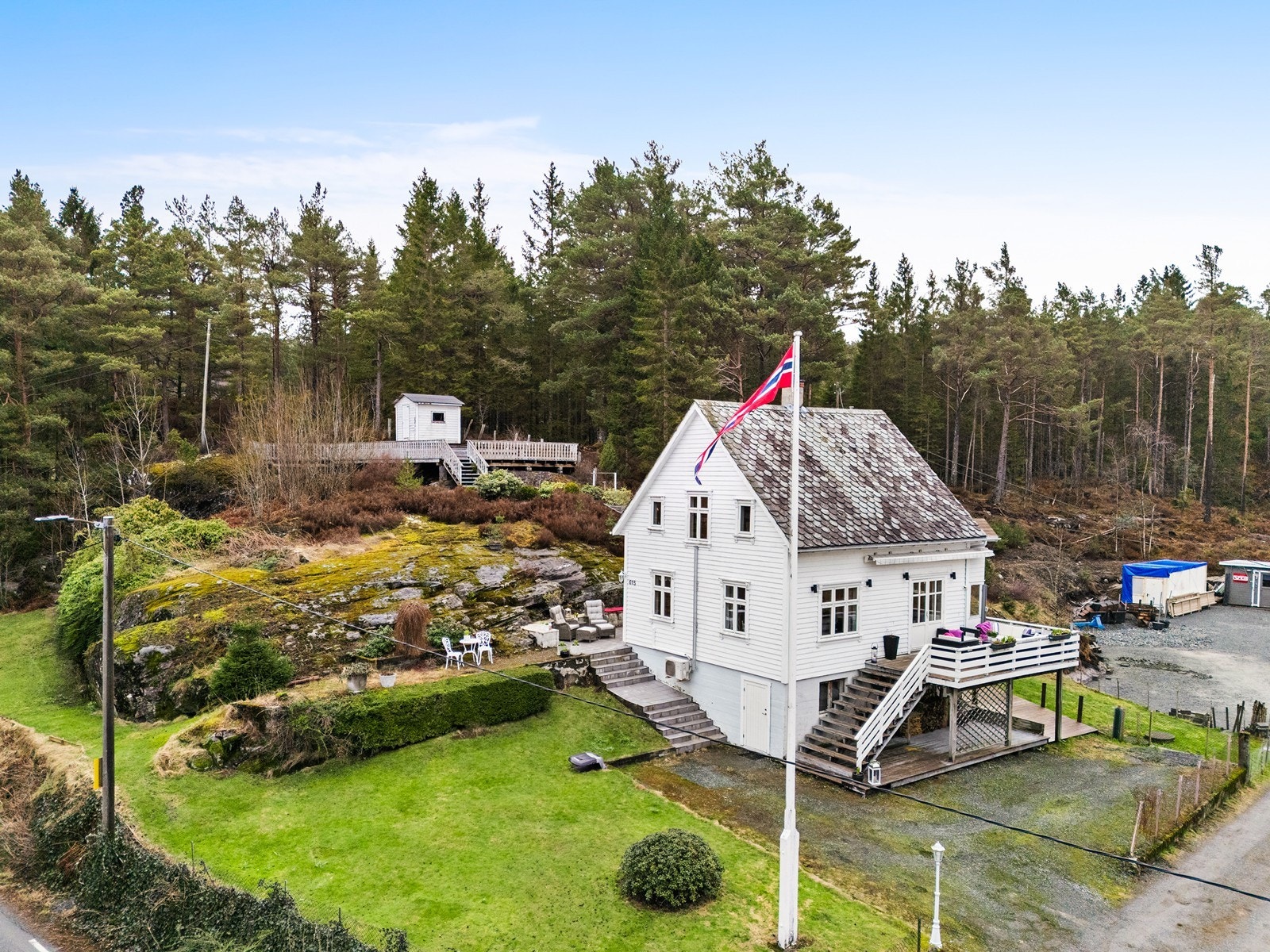 Den romslige hagen gir gode boltreplasser for både barn og voksne. Galleribilde