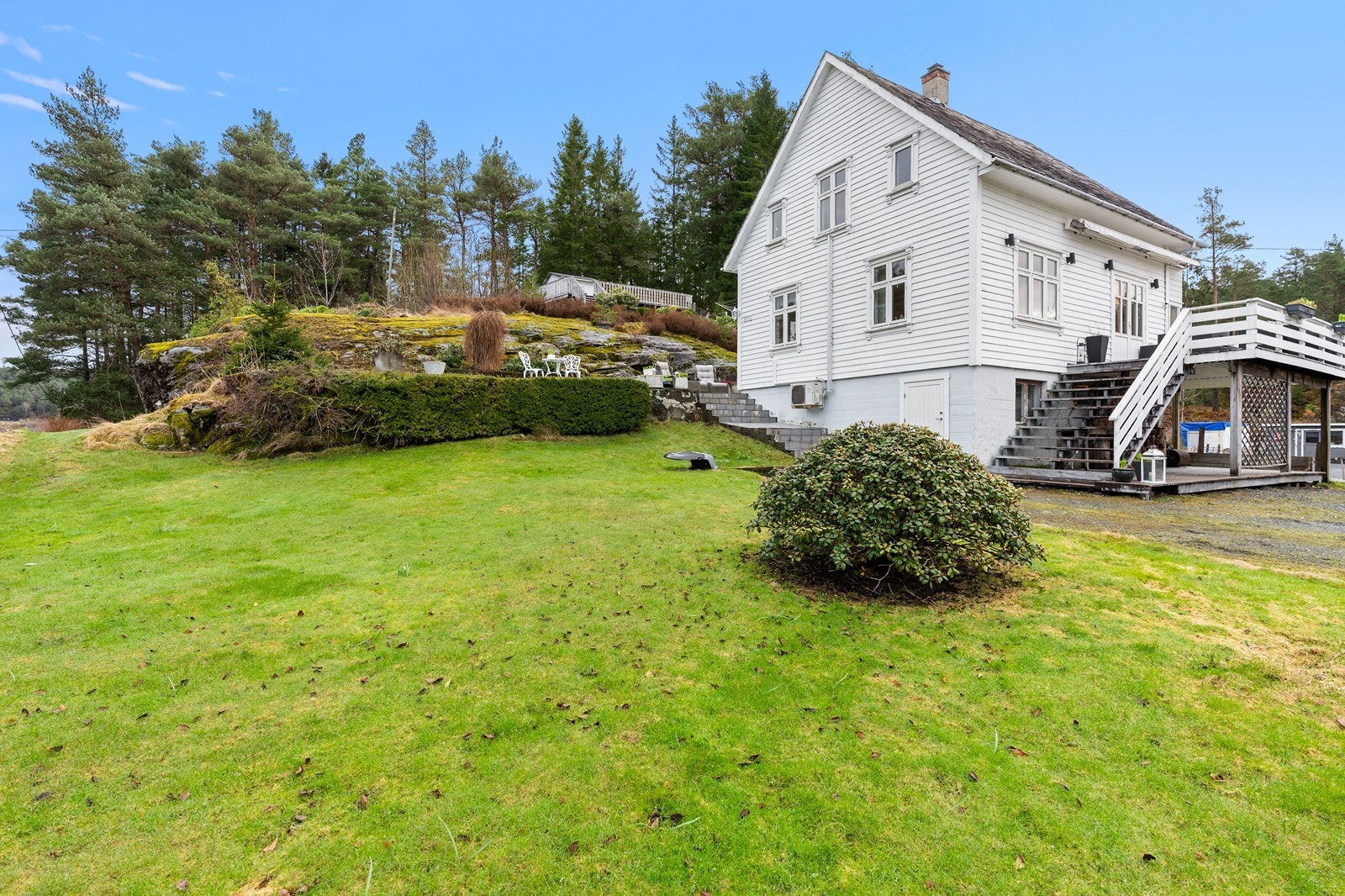 Tomten er opparbeidet med bebyggelse, terrasse, hage, biloppstillingsplass, fjell og prydbusker. Galleribilde