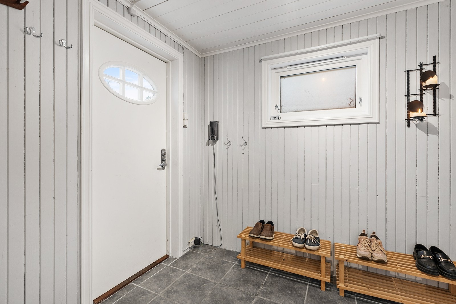 Hytten har en stor og romslig gang med varme i gulvet, noe som gir en komfortabel ankomst - spesielt på kjølige og våte dager. Galleribilde