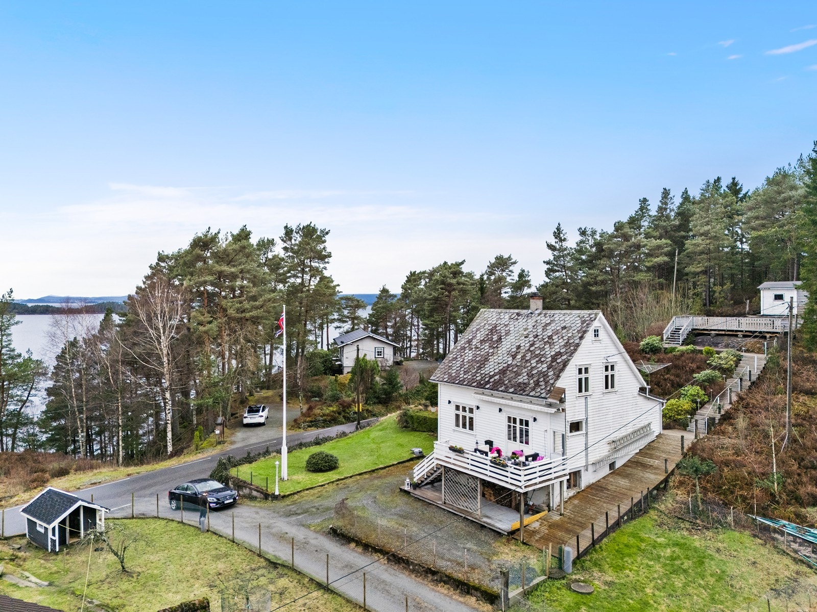 Rundt hytten finnes flere fine uteplasser hvor man kan følge solen gjennom dagen. Galleribilde