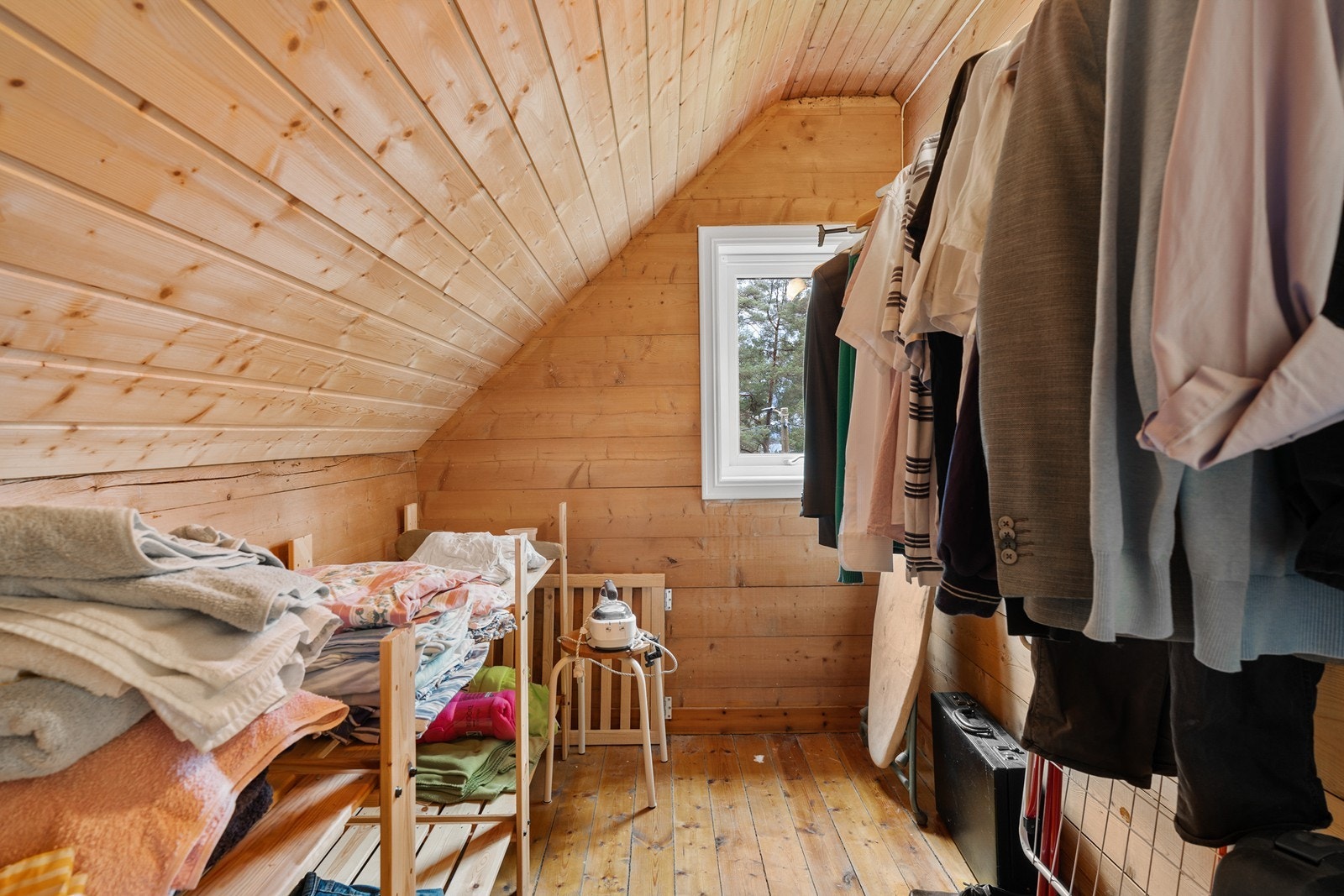 I tillegg har rommet tilknytning til bod/walk-in closet, som gir svært gode oppbevaringsmuligheter. Galleribilde