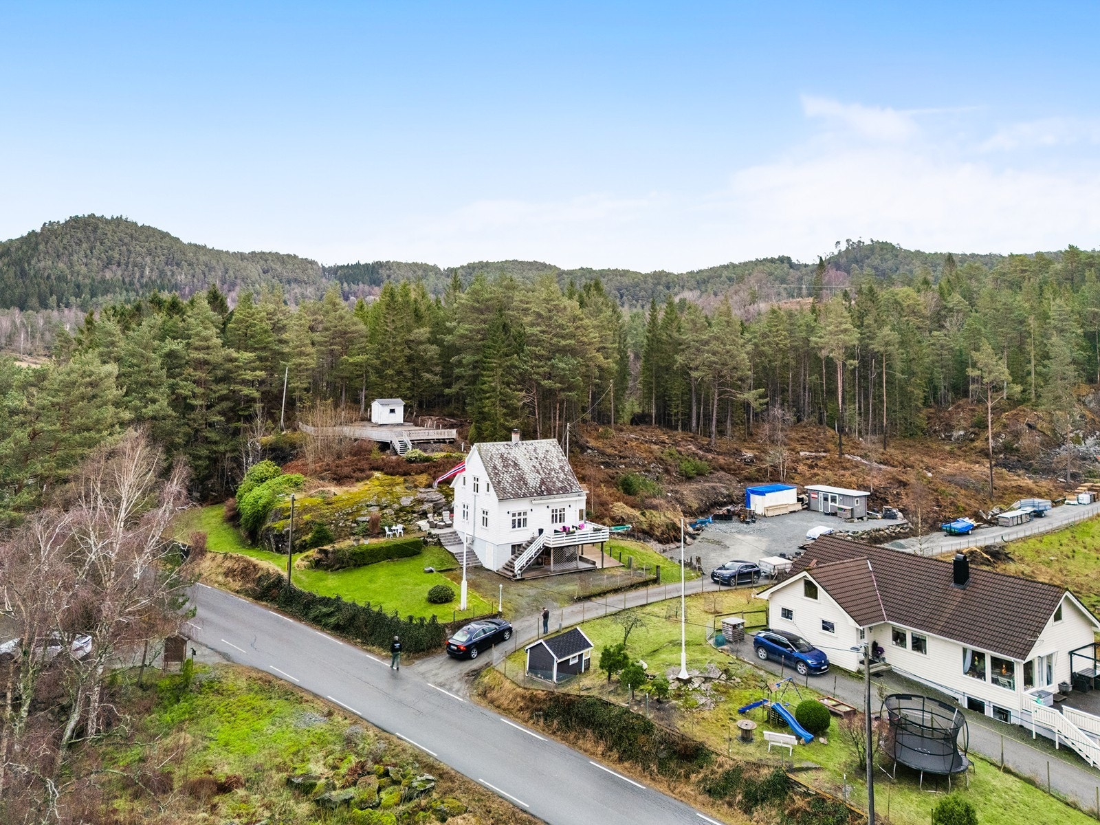 Eiendommen har en landlig og fredelig beliggenhet med naturskjønne omgivelser, samtidig som den ligger kun ca. 10 minutters kjøring fra Sæbøvik sentrum. Galleribilde