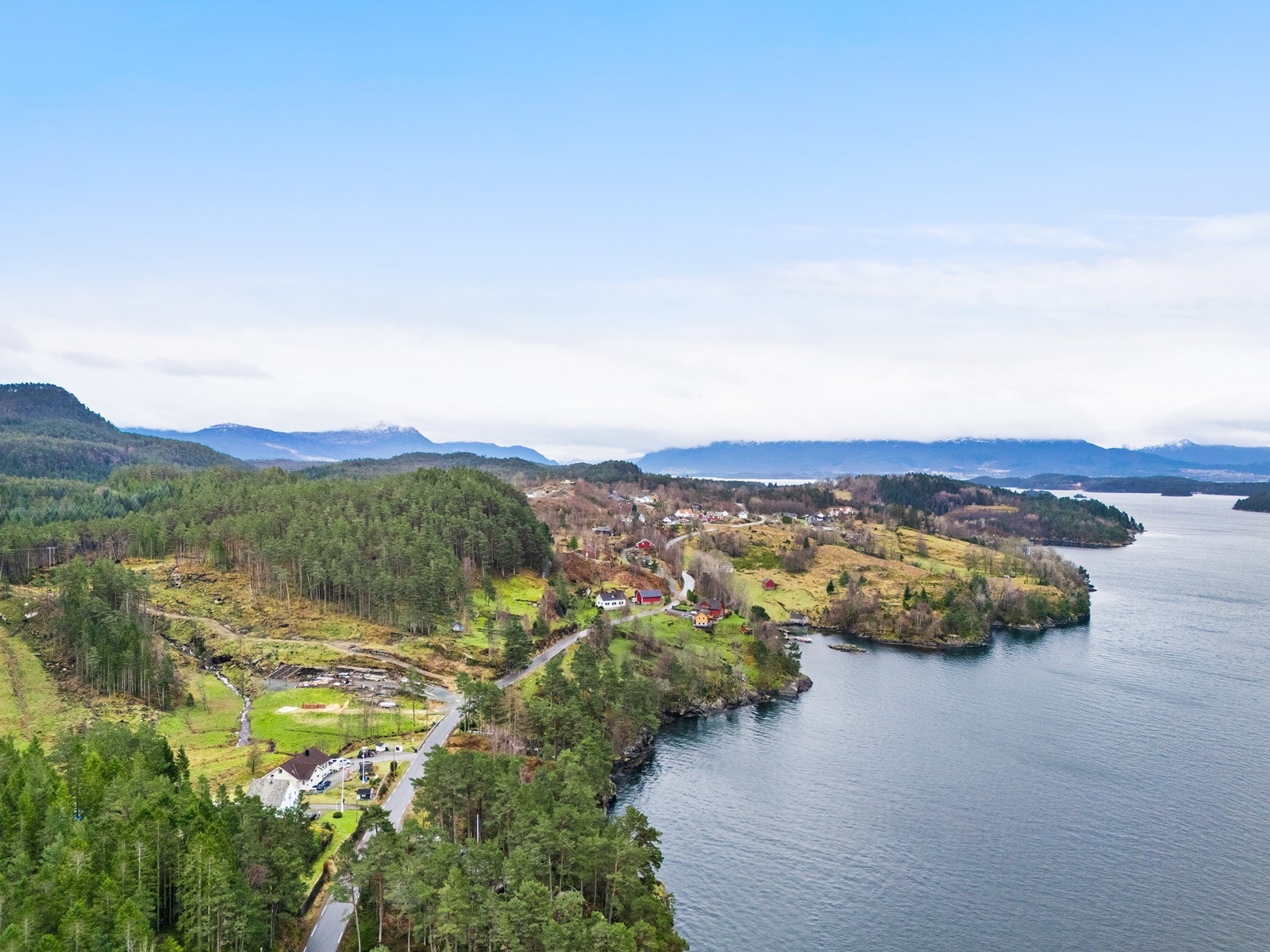 Nærmeste bussholdeplasser, Arnevik aust og Arnevik vest, ligger ca. 0,5 km fra eiendommen og betjenes av busslinje 790. Galleribilde