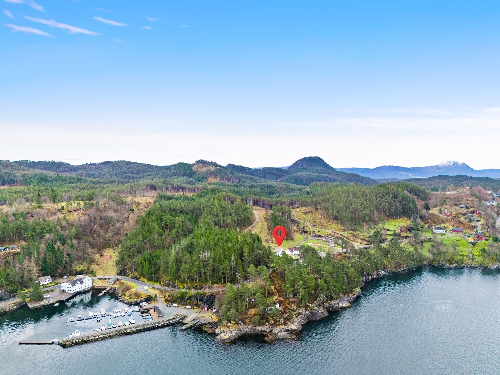 For båtinteresserte finnes det flere båthavner i nærområdet, blant annet Arnavik båthavn og Sæbøvik båthamn. Her følger det med båtplass i Arnavik båthavn. Galleribilde