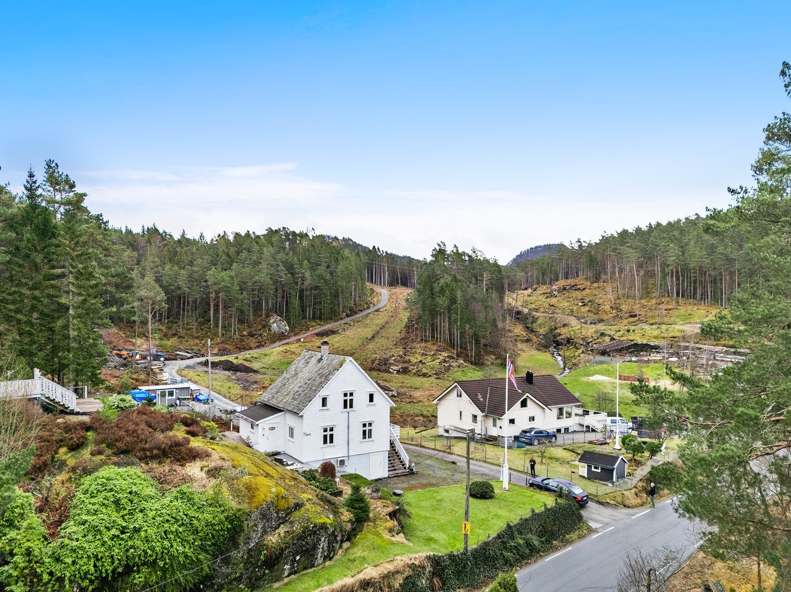 Her får man det beste av to verdener - rolige omgivelser tett på naturen, kombinert med kort vei til nødvendige servicetilbud. Galleribilde