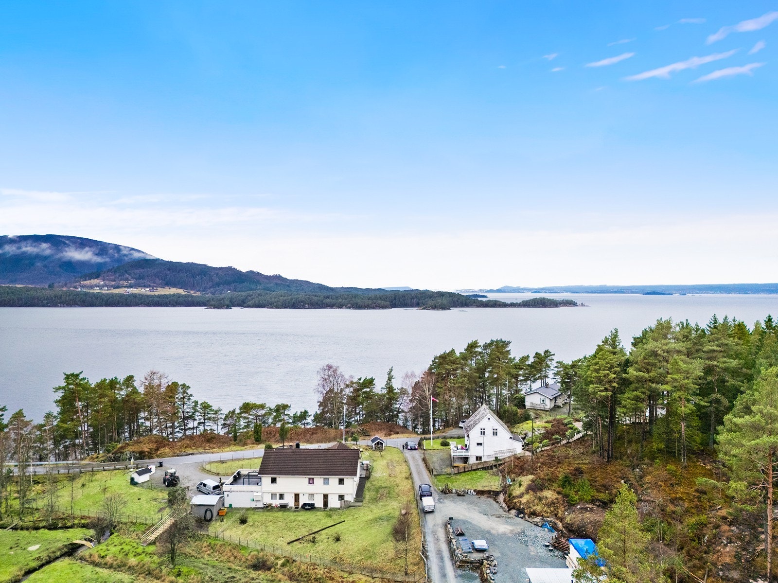 Hytta ligger kun ca. 73 meter fra sjøen, noe som gir enkel tilgang til strandliv, båtliv og flotte naturopplevelser året rundt. Galleribilde