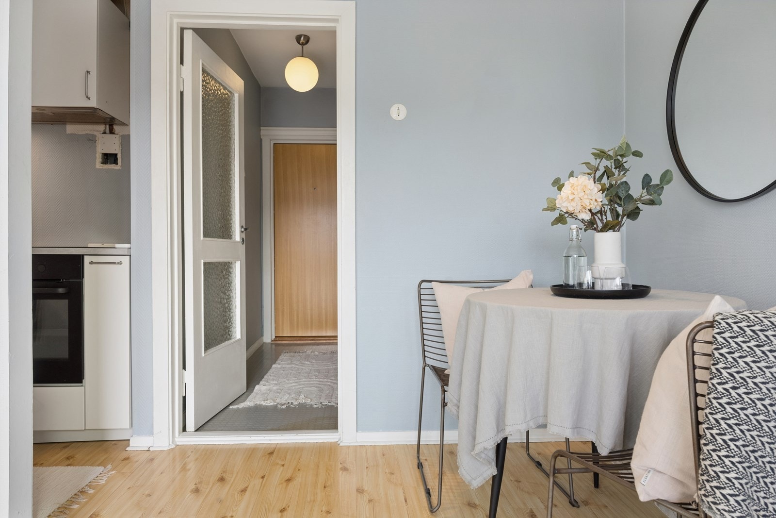 Romslig entre på 5 m² med gode lagringsmuligheter. Galleribilde