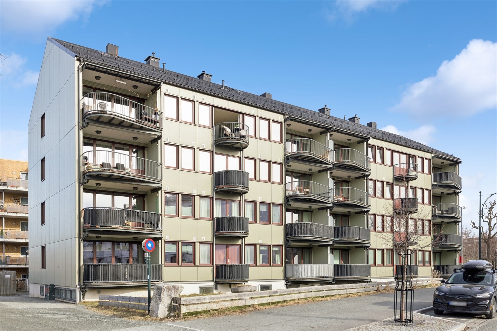Borettslaget hadde en større renovering i 2018: Drenering, rørfornying og bytting av vinduer/terrassedører. Galleribilde