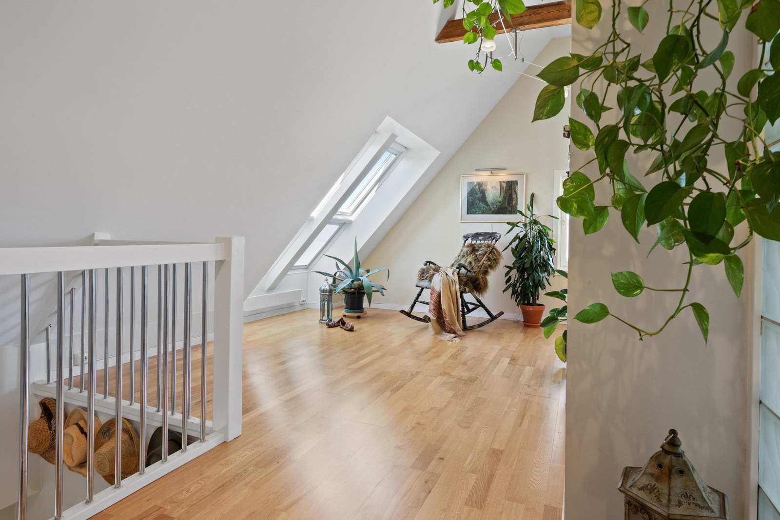 I toppetasjen finner man en flott loftstue med luftig takhøyde og god romfølelse. Galleribilde