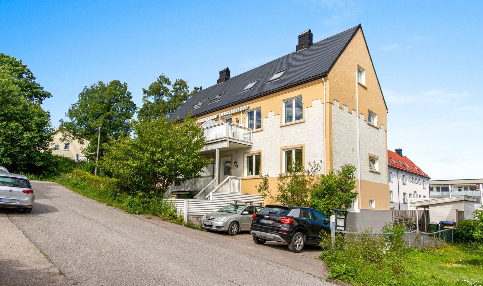Parkering på tomten. Galleribilde
