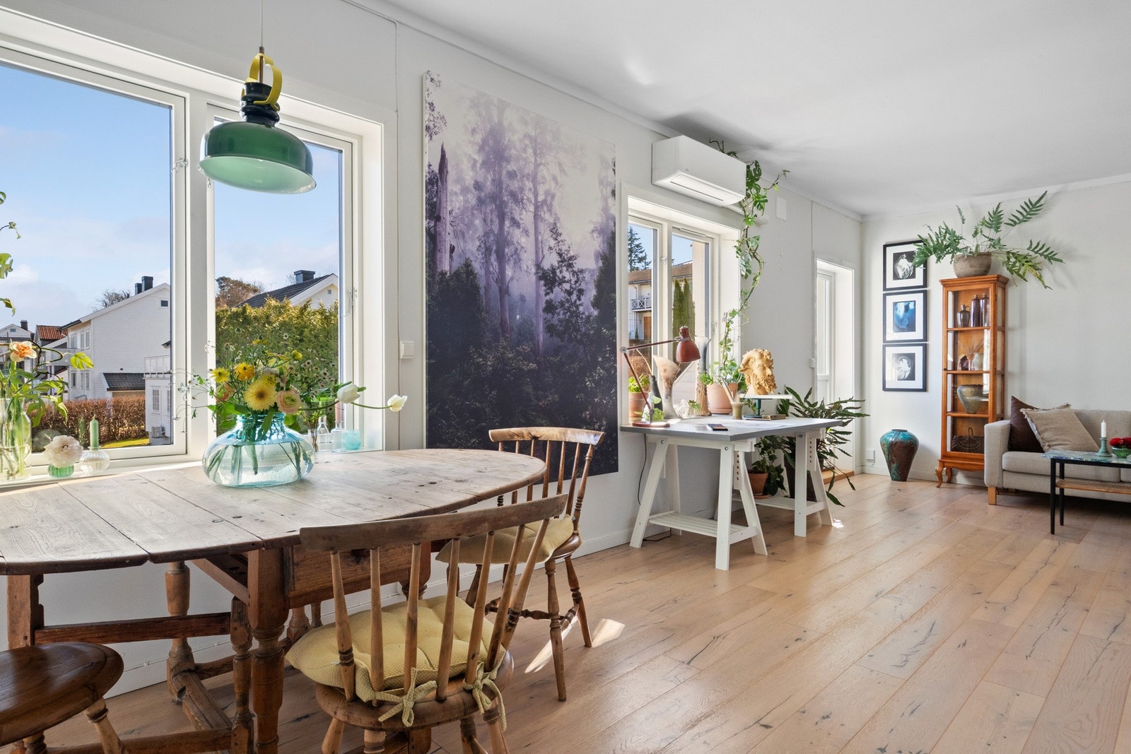 Store vindusflater slipper inn rikelig med dagslys, som sammen med lyse overflater og god takhøyde gir en romslig følelse. Galleribilde