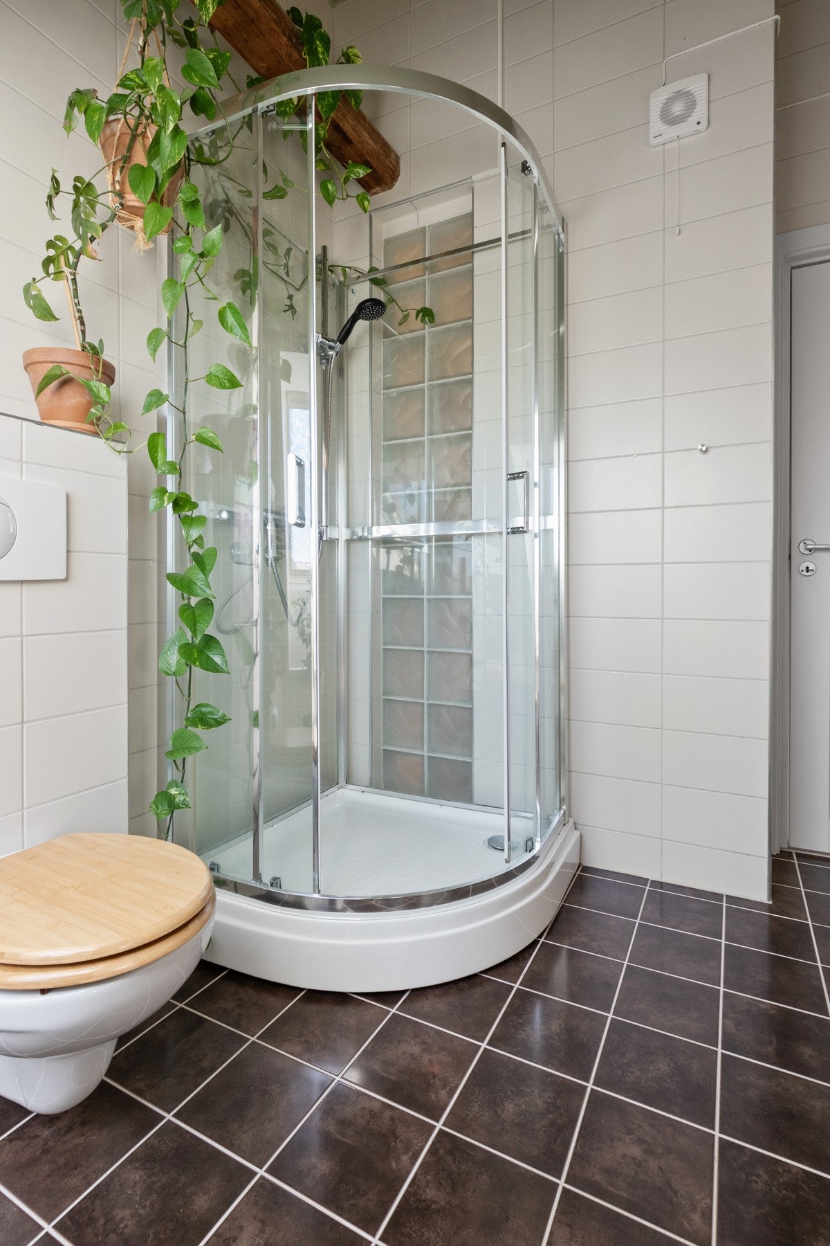 Badet er videre utstyrt med vegghengt toalett, dusjkabinett og opplegg for vaskemaskin. Galleribilde