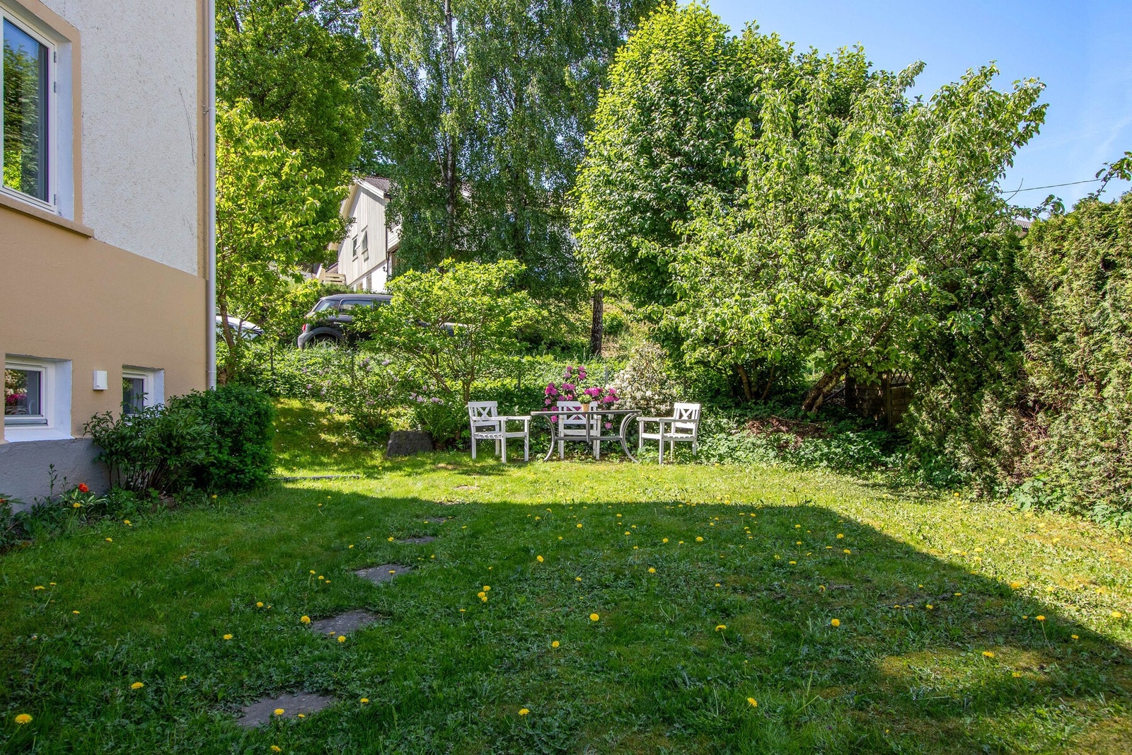 Fellestomten er sjarmerende, solrik og pent opparbeidet med plen, prydbusker, frukttrær og blomsterbed. Galleribilde
