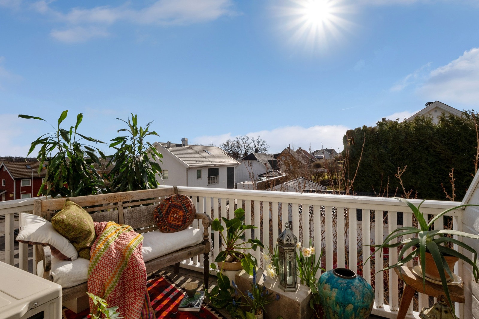 Leiligheten har utgang fra stuen til en sydøstvendt balkong på ca. 7 kvm - et perfekt sted for morgenkaffen i solen. Galleribilde