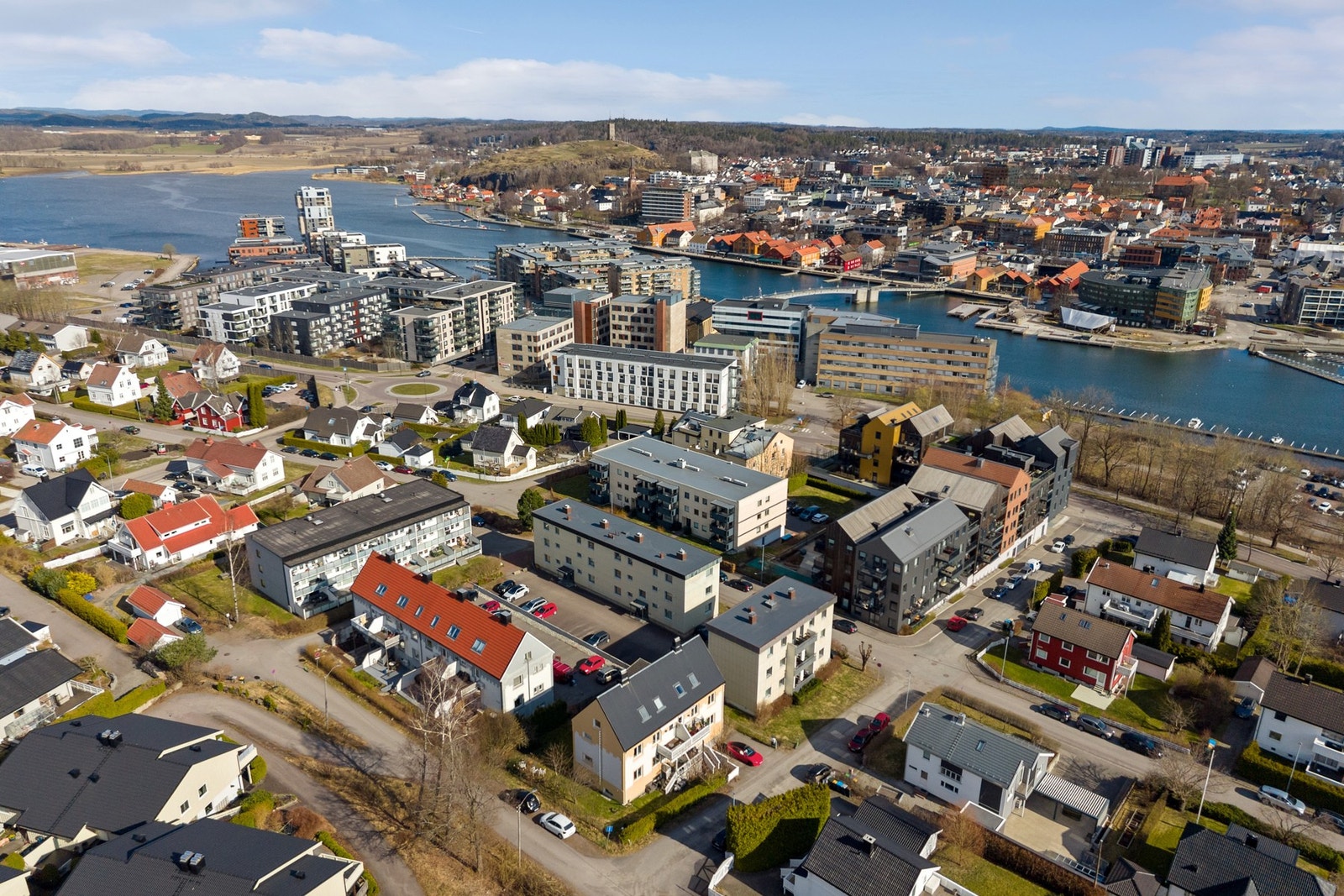 Her får du det beste av to verdener - en sentral beliggenhet med kort gangavstand til et pulserende byliv, samtidig som du har nærhet til parker og flotte naturområder i Teieskogen. Galleribilde